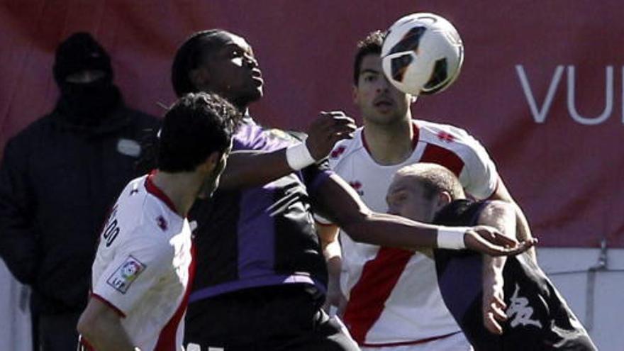 Jugadores del Rayo y del Valladolid luchan por un balón