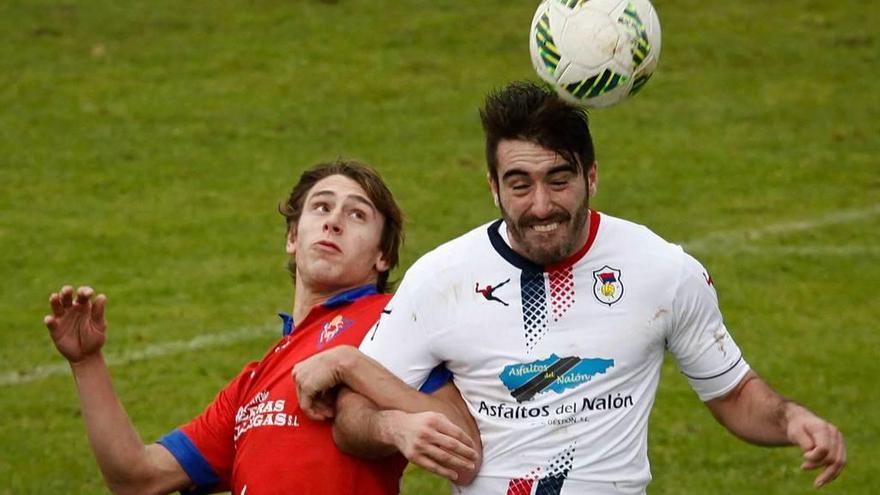 El cearista Javi Gutiérrez pugna con un futbolista del Langreo.