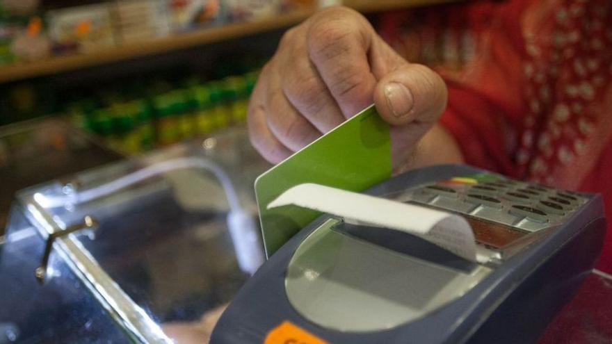 Una mujer utiliza una tarjeta bancaria en una imagen de archivo.