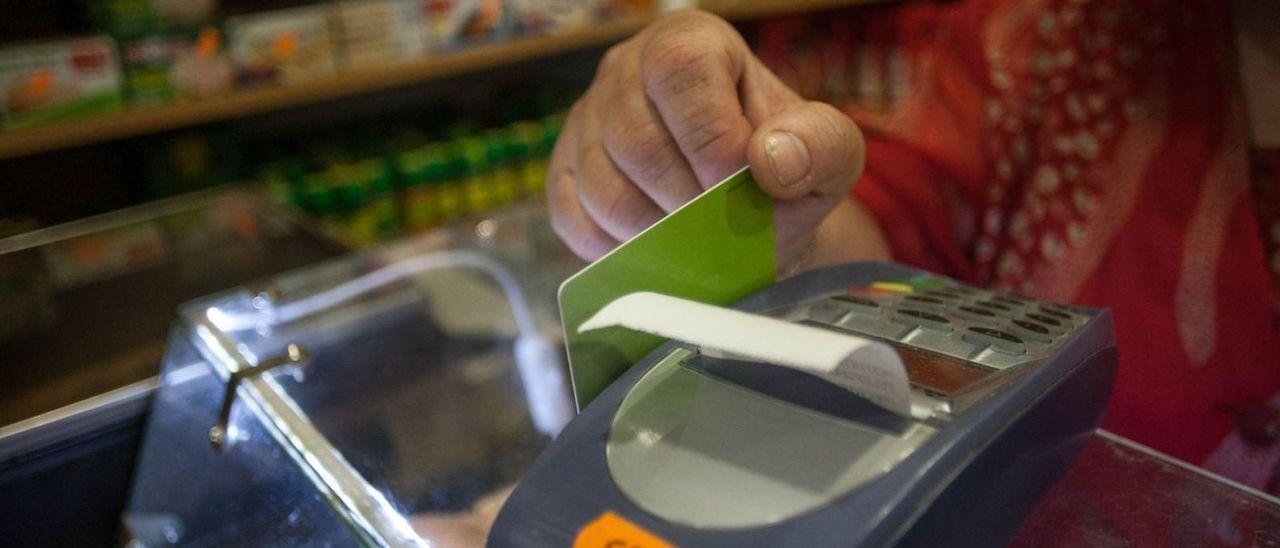 Una mujer utiliza una tarjeta bancaria en una imagen de archivo.