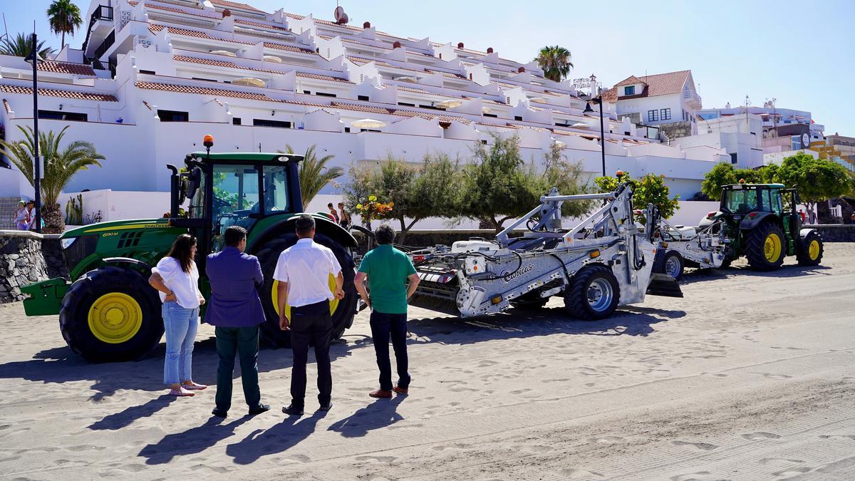 Nueva maquinaria de limpieza de la arena de las playas de Arona