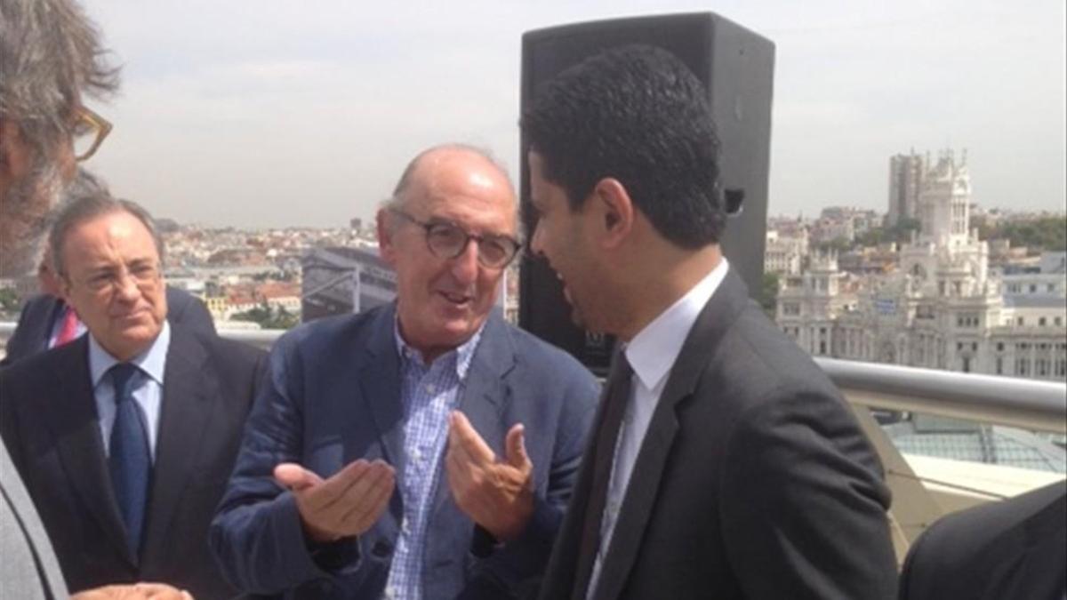 Roures conversa con Al-Khelaïfi, en presencia de Florentino Pérez