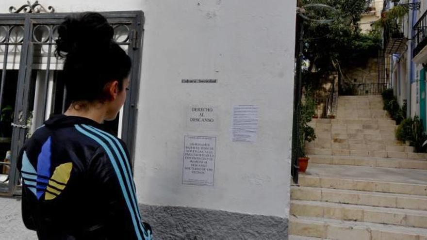 Llenan de carteles de derecho al descanso el centro mientras se negocia en la mesa de veladores