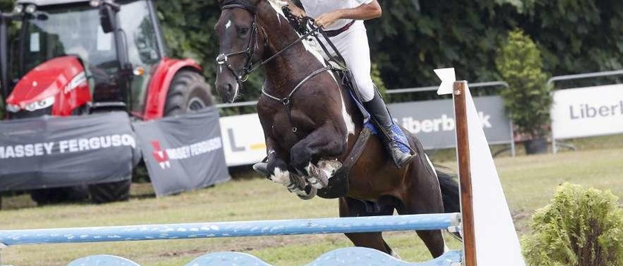 Un momento de la pasada edición del Concurso Nacional de Saltos de Luanco.