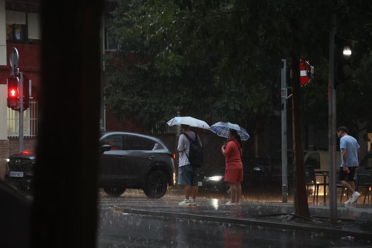 Imágenes de la lluvia en el barrio alicantino de Altozano.