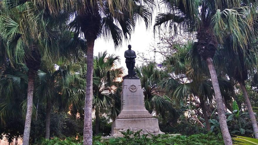 Estatua del comandante Benítez en el Paseo del Parque de Málaga.