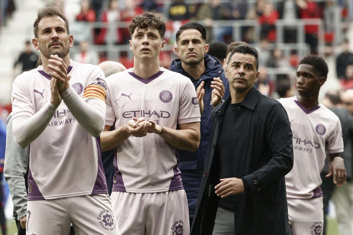Los jugadores del Girona, junto a Míchel, saludan a la afición tras su derrota en El Sadar.