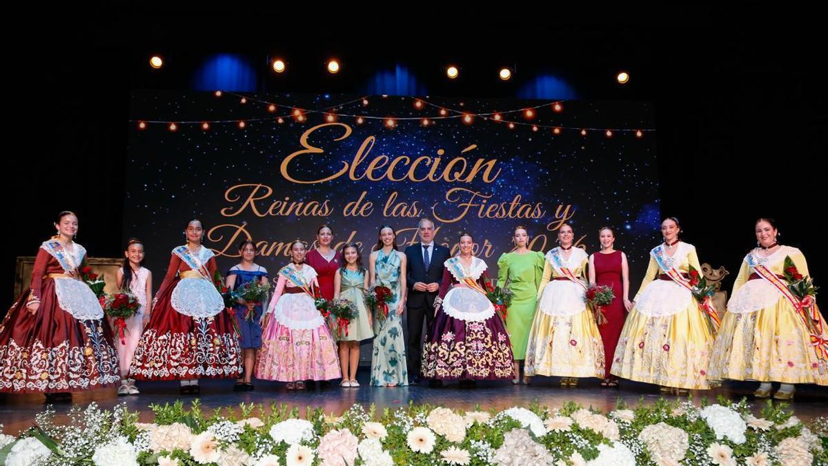 El alcalde de Sant Joan posa con las Reinas salientes y entrantes.