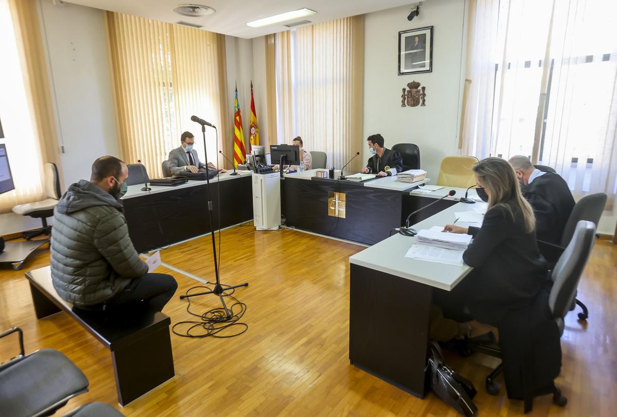 El acusado, a la izquierda, en el juicio celebrado en Alicante.