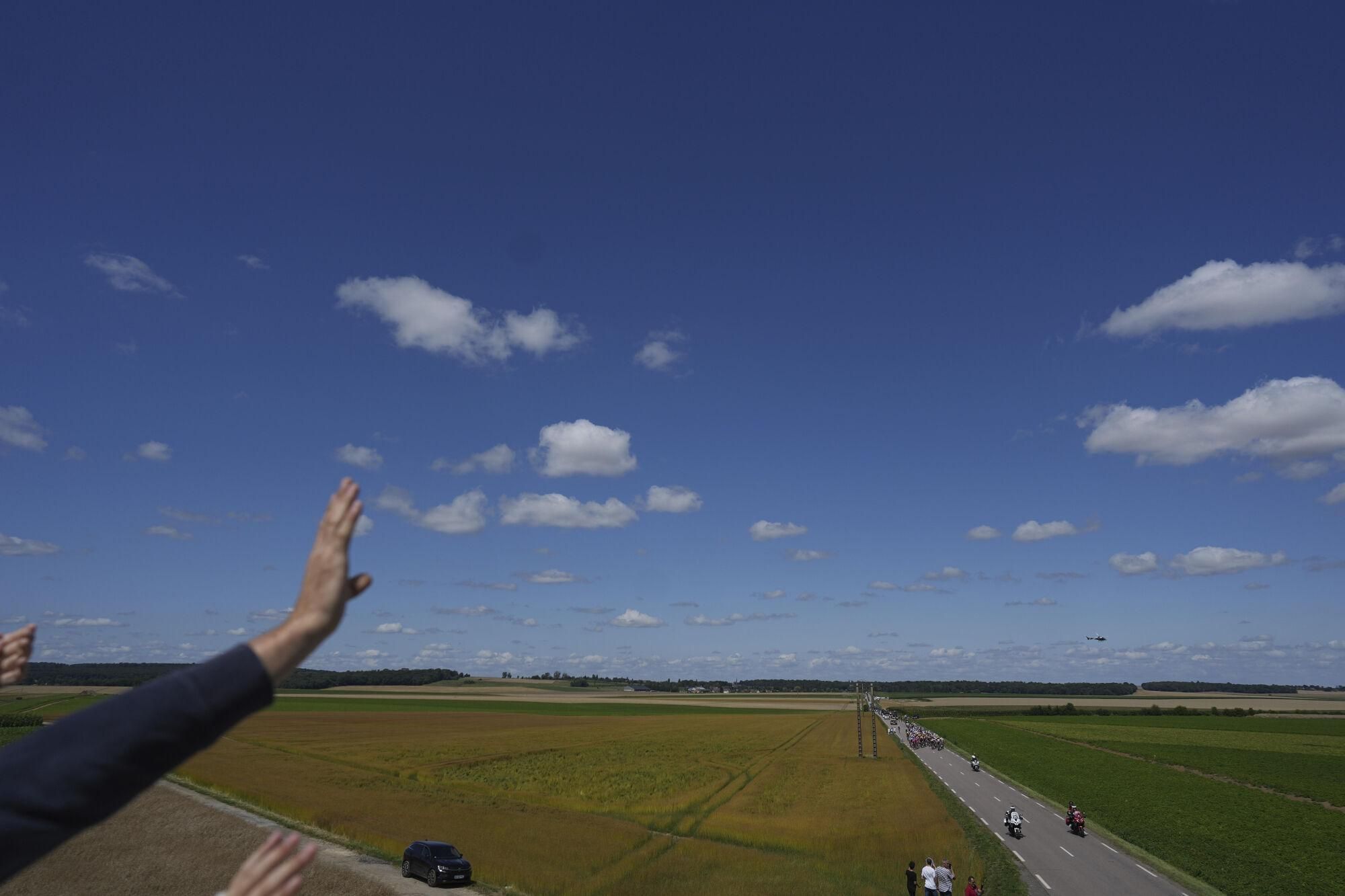People wave the riders during the fourth stage of the Tour de France cycling race over 172.2 kilometers (107 miles) with start in Amiens and finish in Rouen, France, Tuesday, July 8, 2025. (AP Photo/Thibault Camus) Associated Press / LaPresse Only italy and spain. EDITORIAL USE ONLY/ONLY ITALY AND SPAIN