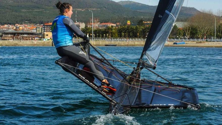 Támara Echegoyen maneja uno de los catamaranes voladores que surcan la ría de Arousa. // Iñaki Abella