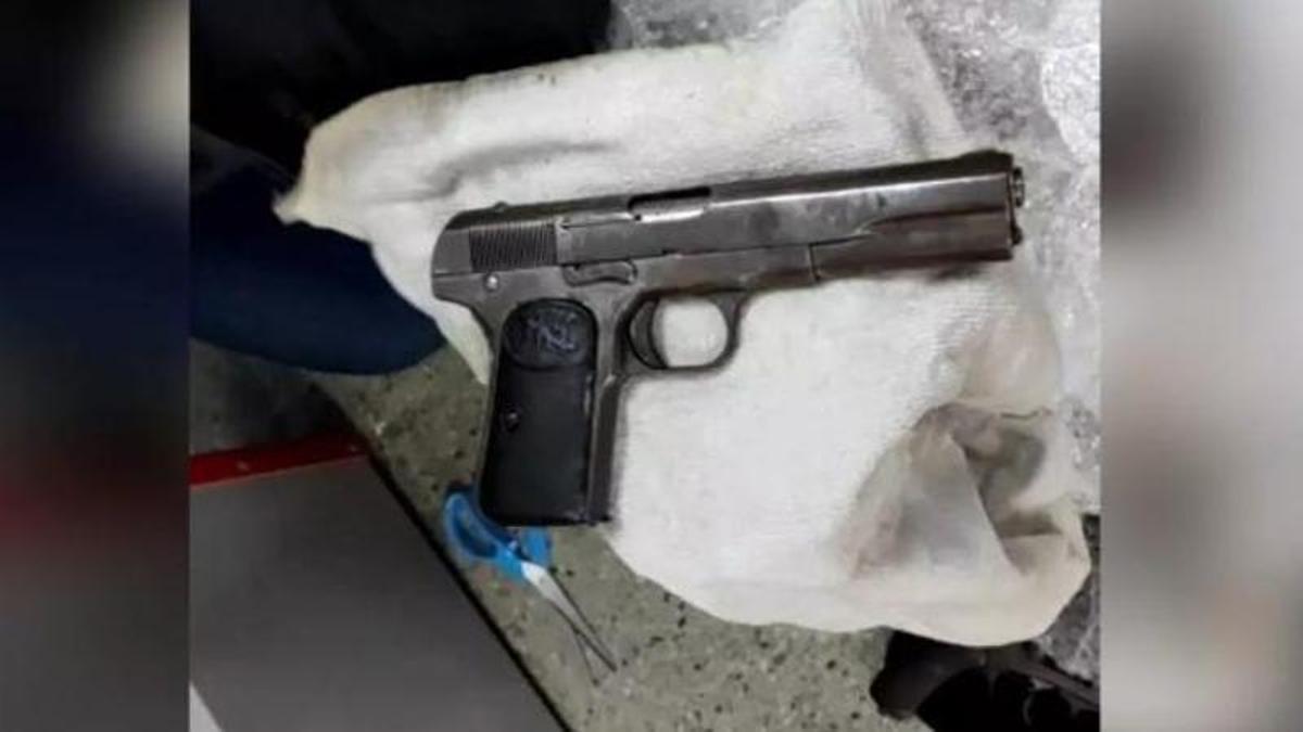 Una de les pistoles requisades pels Mossos d'Esquadra