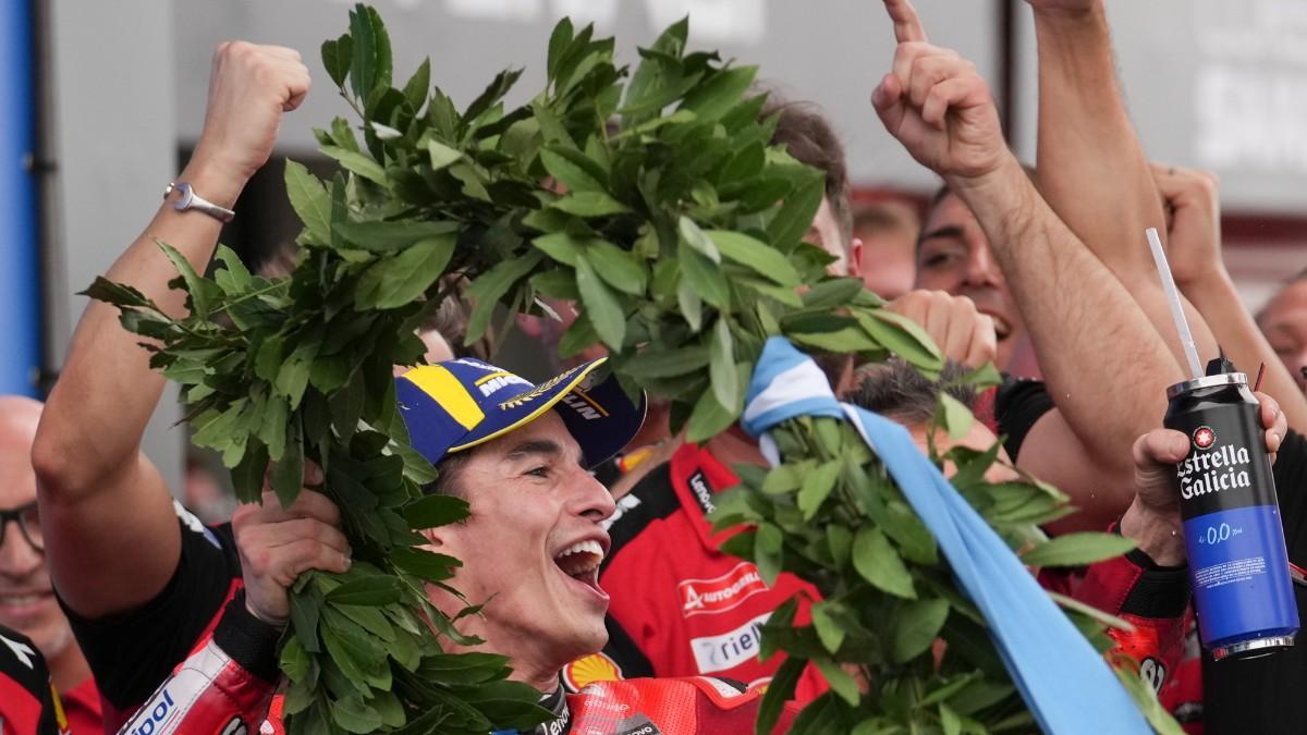 Márquez en su celebración homenaje a Ángel Nieto