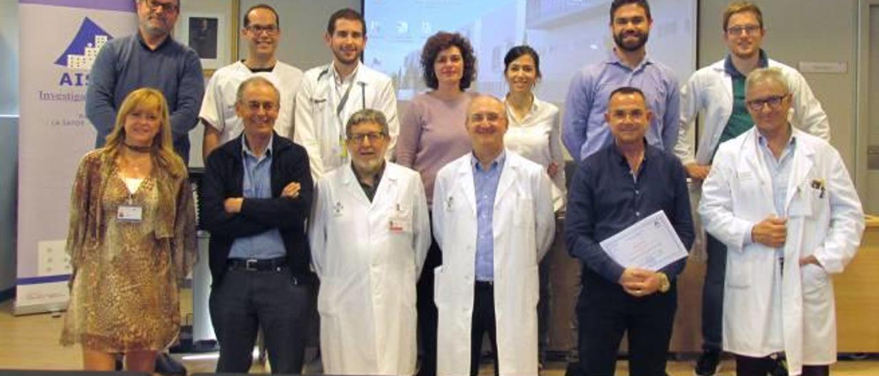 Los premiados junto a la directiva de AISSA y del departamento de salud de Gandia.