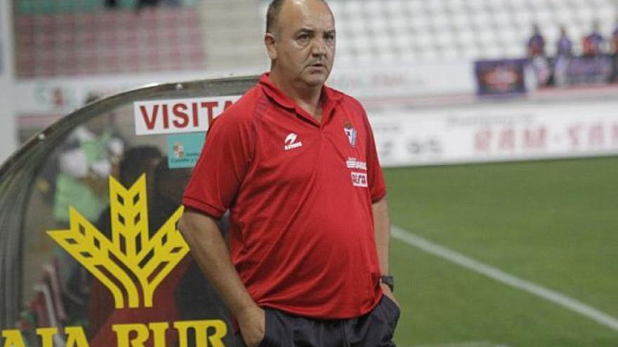 El entrenador del Eibar, Manix Mandiola, durante el partido ante el Zamora en el «Ruta de la Plata».