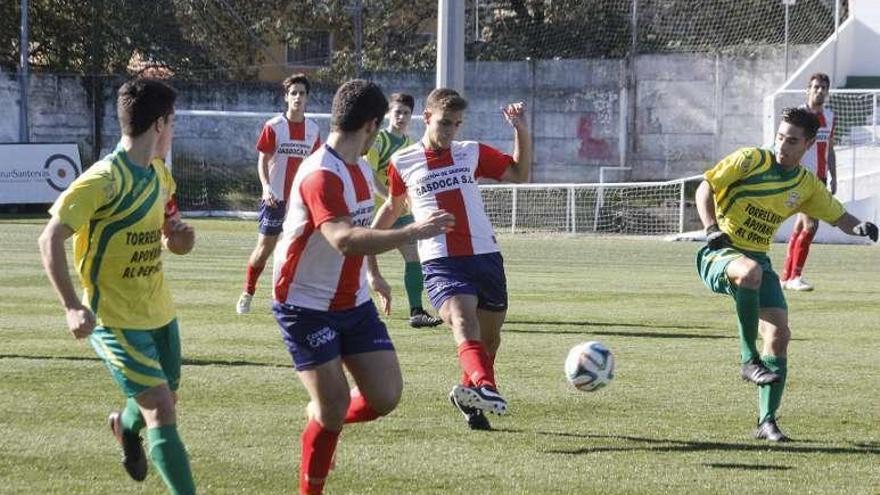 Imagen de una jugada en el duelo contra el Tropezón. // Santos Álvarez