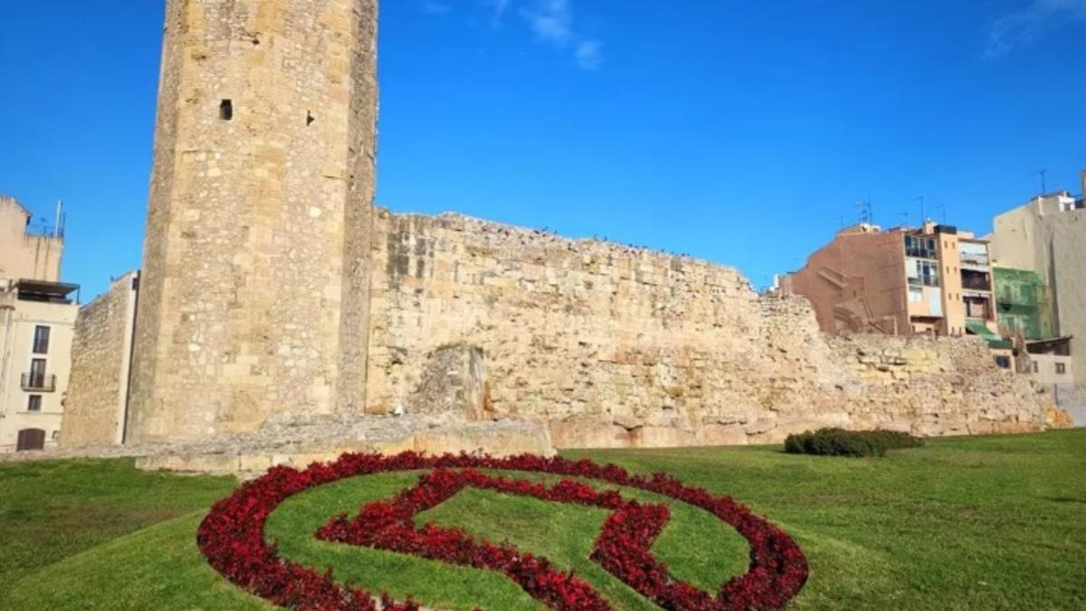 Logo de la Unesco en la cabecera del Circo romano de Tarragona y la Torre de les Monges.