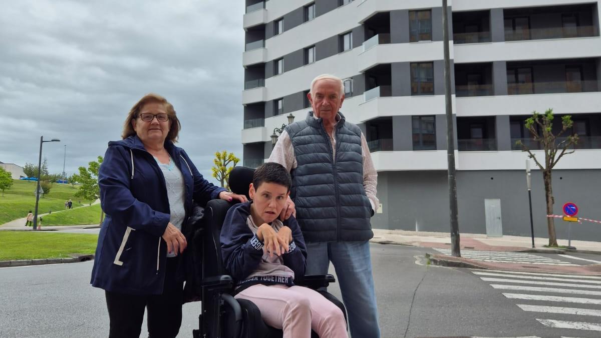 María Teresa Feito e Hilario Fernández, con su hija Carmen, delante del bloque donde compraron un piso, en Oviedo.