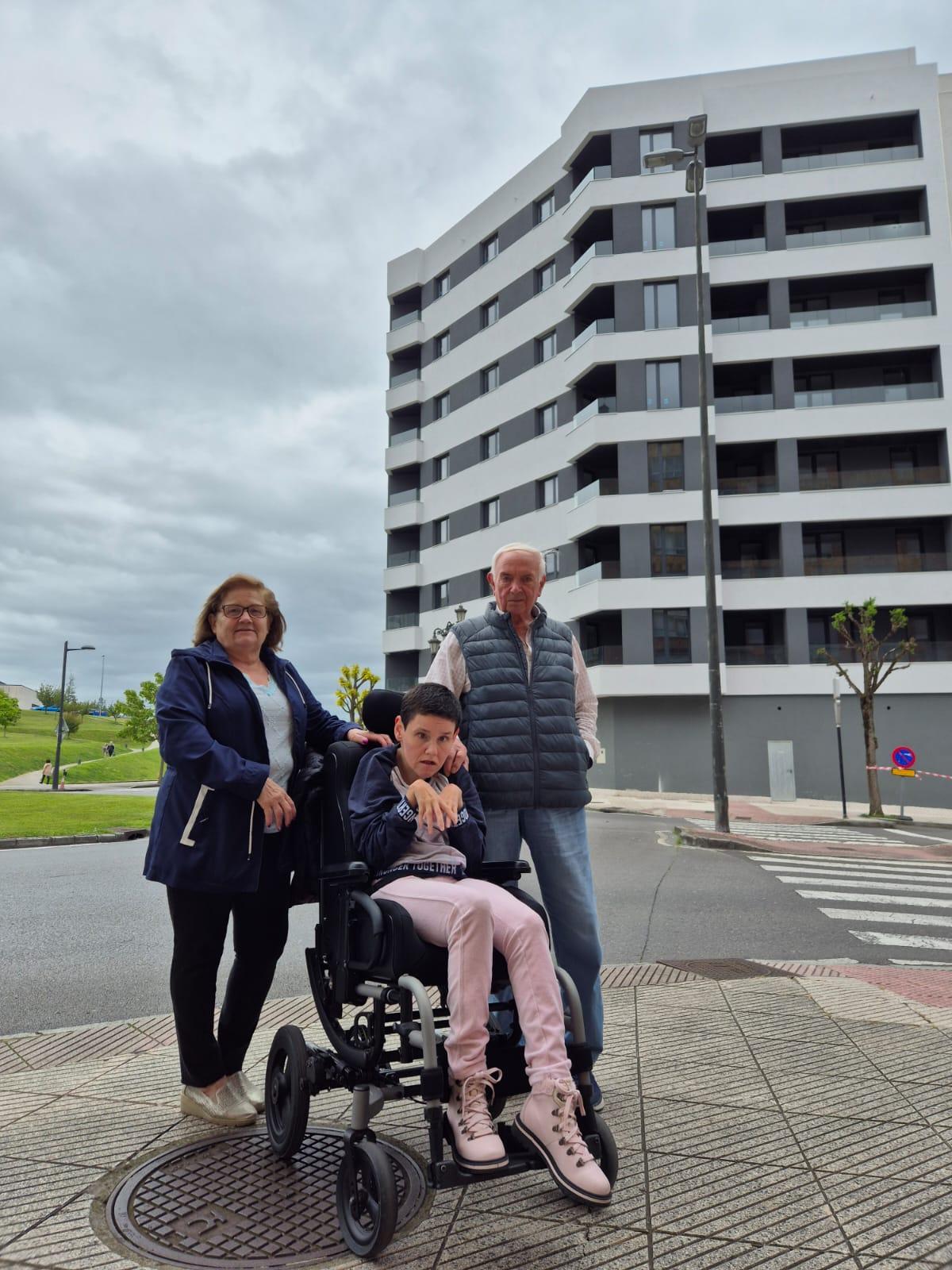 María Teresa Feito e Hilario Fernández, con su hija Carmen, delante del bloque donde compraron un piso, en Oviedo.