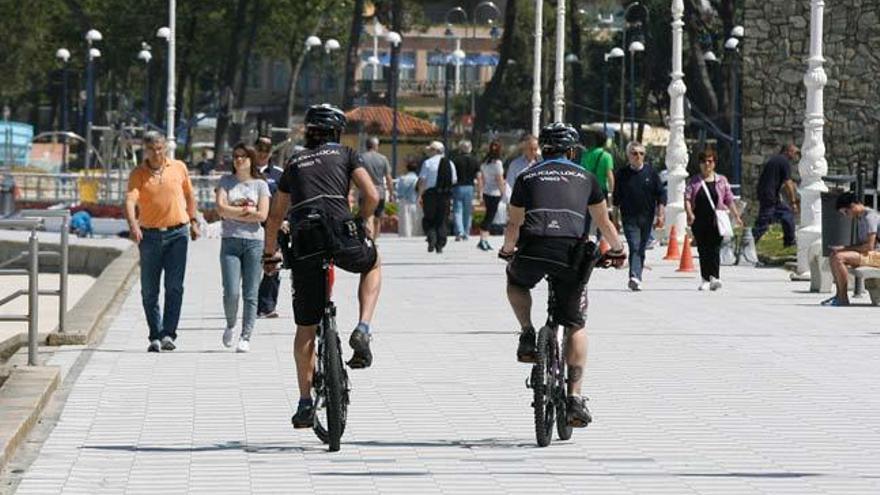 Dos agentes patrullando en bici por Samil // DE ARCOS