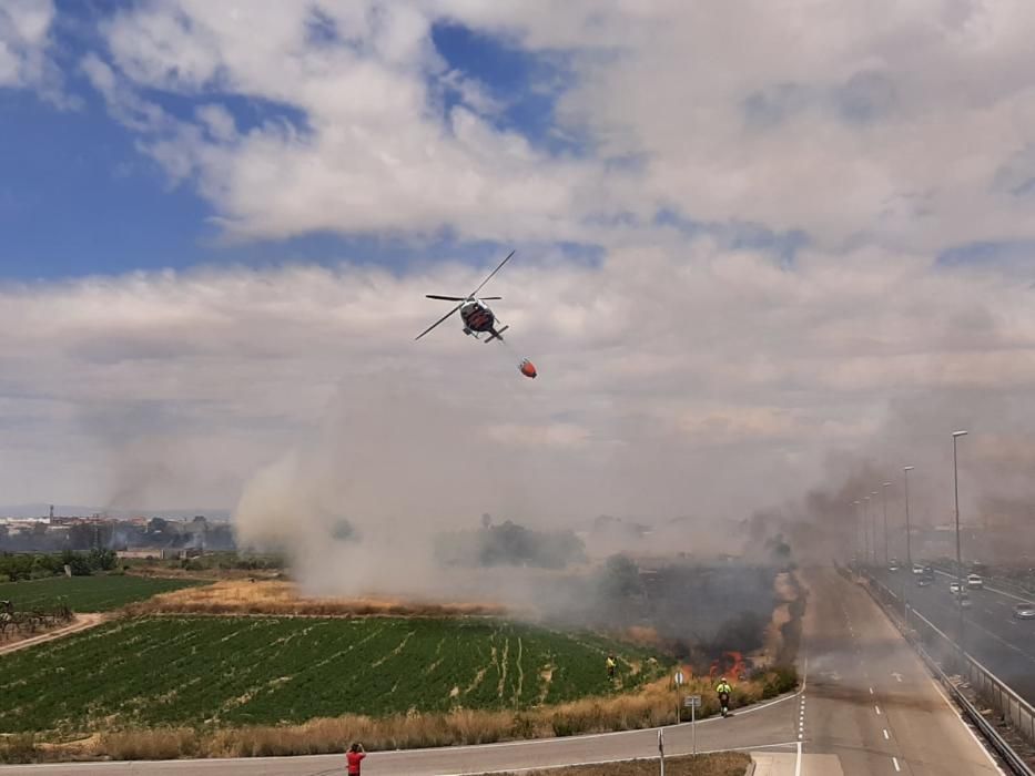 Un incendio en Aldaia es visible a varios kilómetros