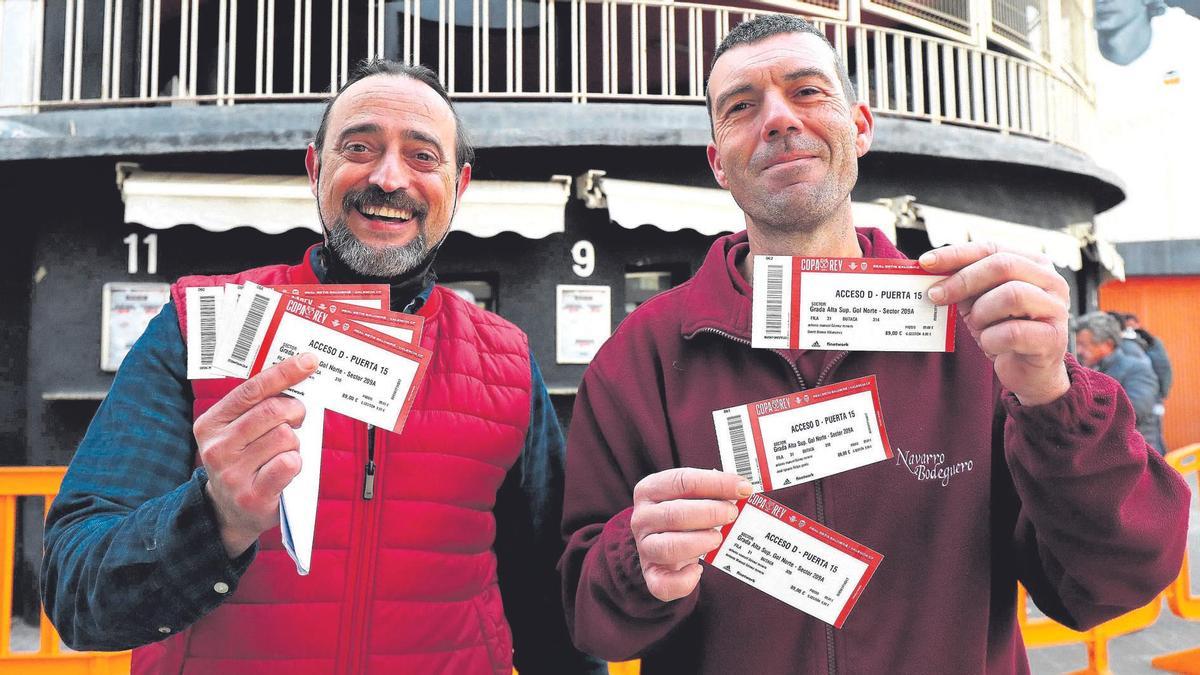 Dos aficionados recogen sus entradas en las taquillas de Mestalla