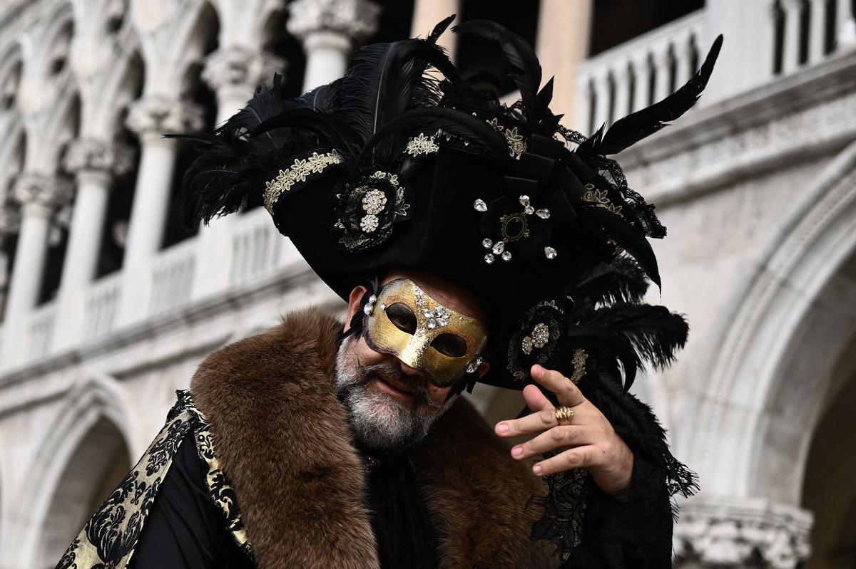 Trajes tradicionales desfilan durante el carnaval de Venecia