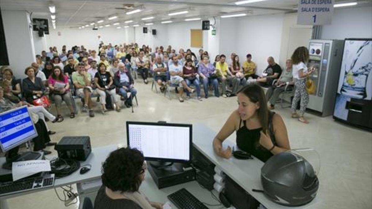 A la espera 8 Espera en una oficina de Hacienda de BCN, este mes.