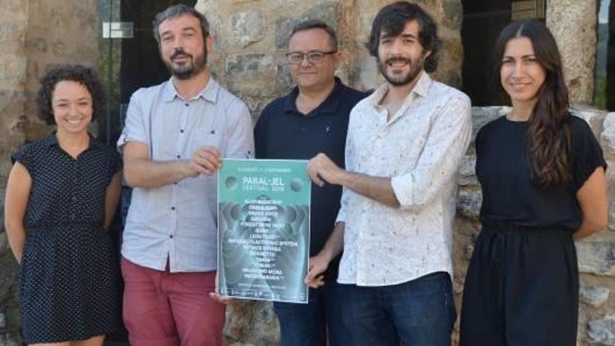 L&#039;equip de Paral·lel Festival amb l&#039;alcalde Josep Lara, al centre, ahir al monestir de Sant Llorenç