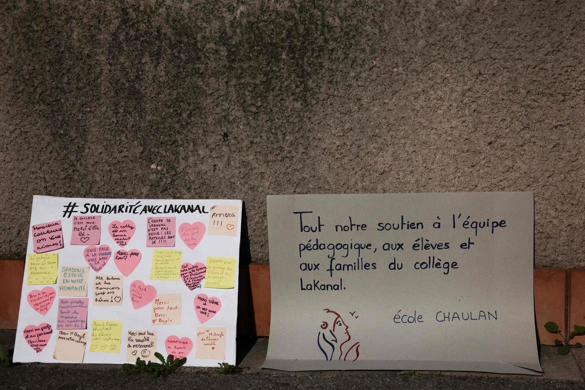 Mensajes de apoyo a la escuela Lakanal, en uno de sus muros.