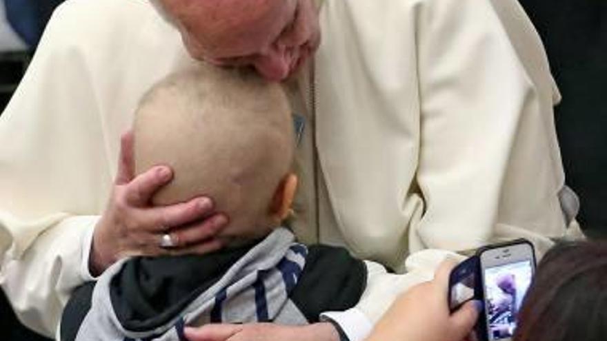 El papa Francisco abraza a un niño durante una audiencia. di meo (efe)