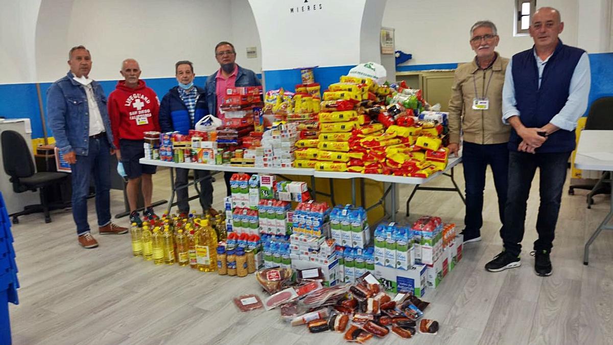 Integrantes de la Junta Vecinal de San Pedro, con los alimentos donados a Amicos.