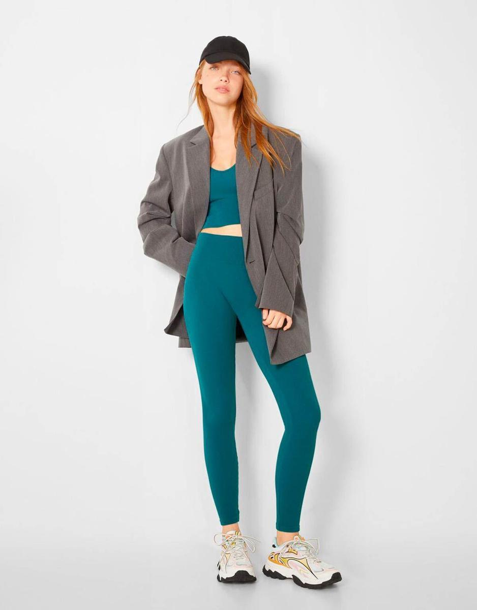 Set de top y leggings 'seamless' combinado con americana 'oversize', gorra y zapatillas, todo de Bershka