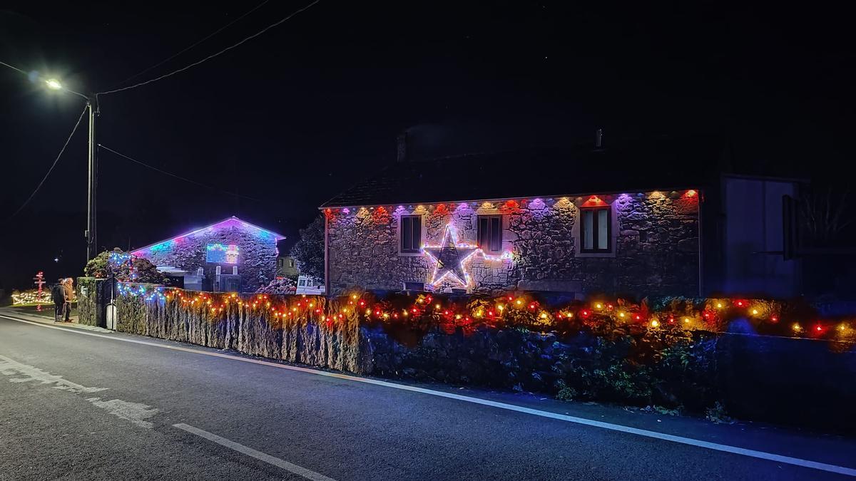 La aldea de Soutelo, en Cuntis, lleva años atrayendo visitantes que acuden a ver sus luces La aldea de Soutelo, en Cuntis, lleva años atrayendo visitantes que acuden a ver sus luces