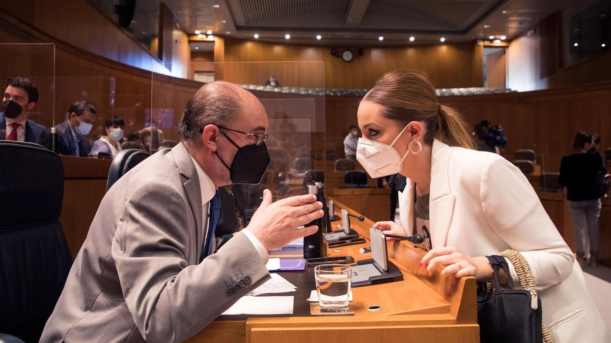 Maru Díaz charla con Javier Lambán en un pleno de las Cortes de Aragón