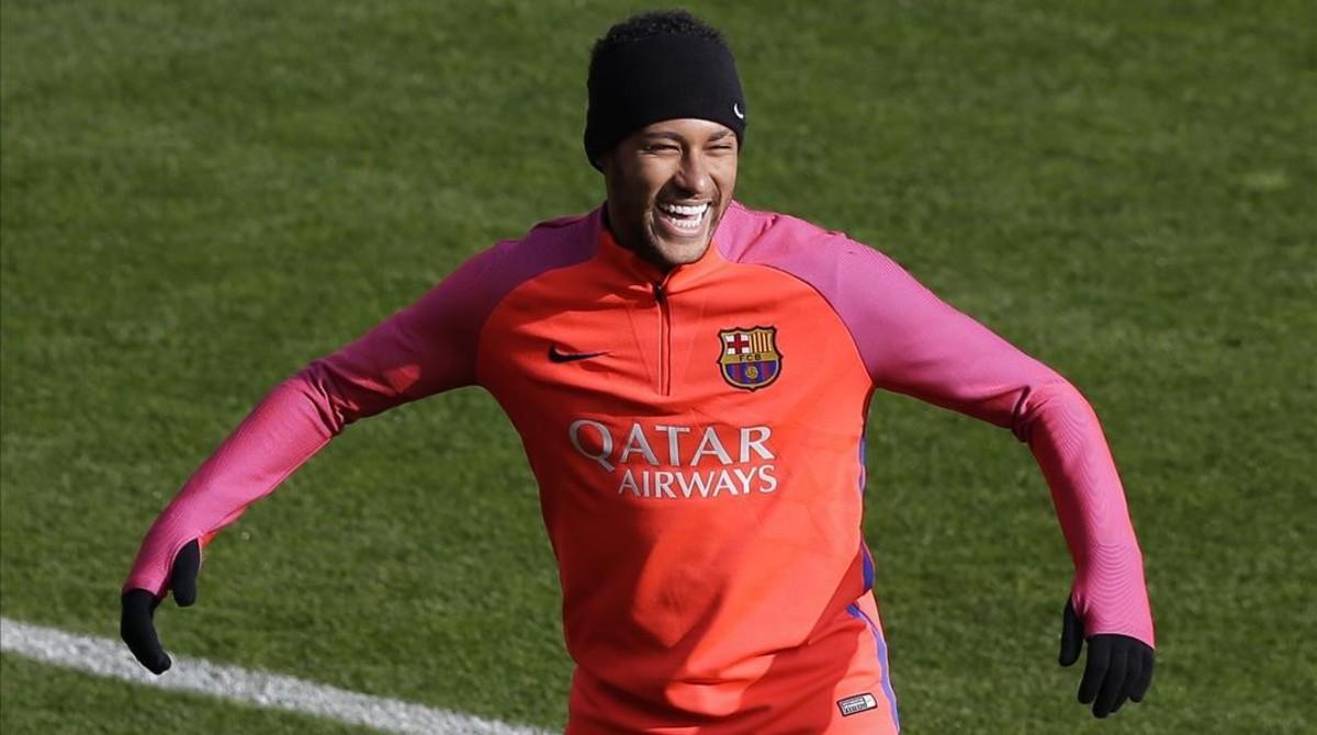 jcarmengol36753892 fc barcelona s neymar laughs during a training session at th170104174232