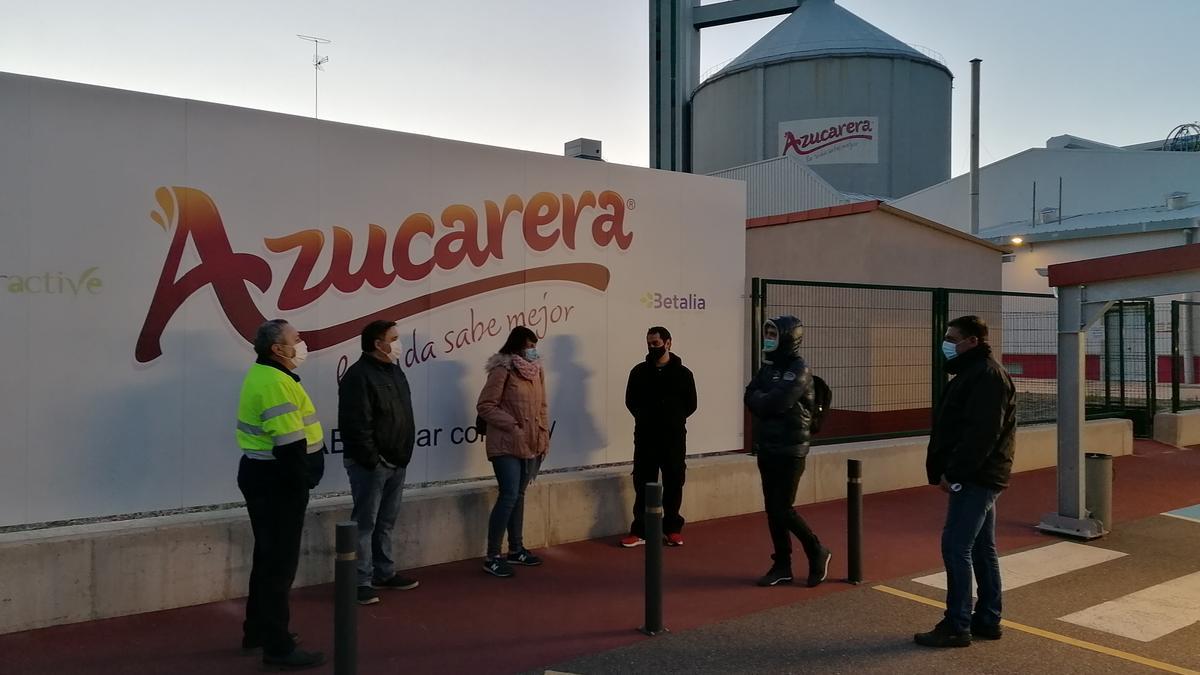 Representantes del comité de empresa se movilizan en las puertas de la Azucarera de Toro