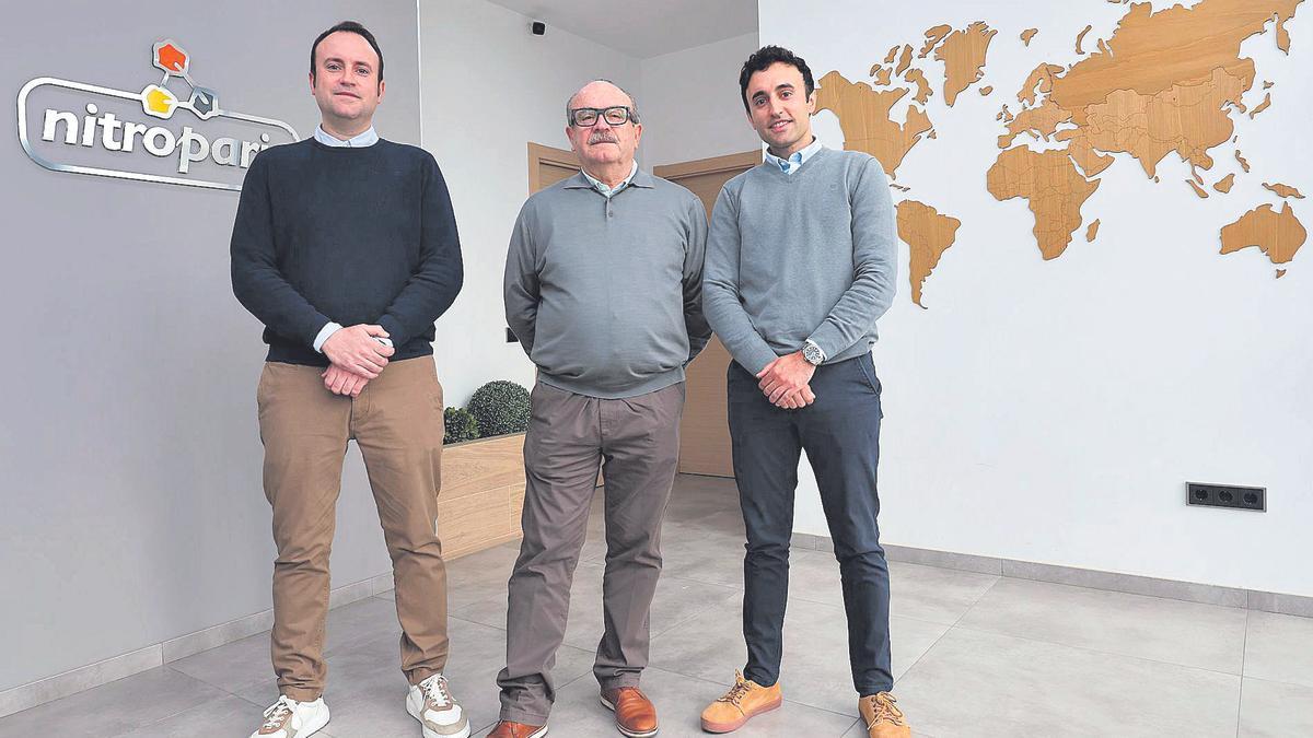 José María Paris y sus hijos José María y Juan Carlos en la empresa Nitroparis, dedicada a la fabricación de nitrato potásico para la industria pirotecnia.