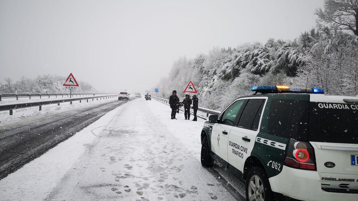 Galicia registra 32 incidencias en las carreteras a causa de la nieve o el hielo