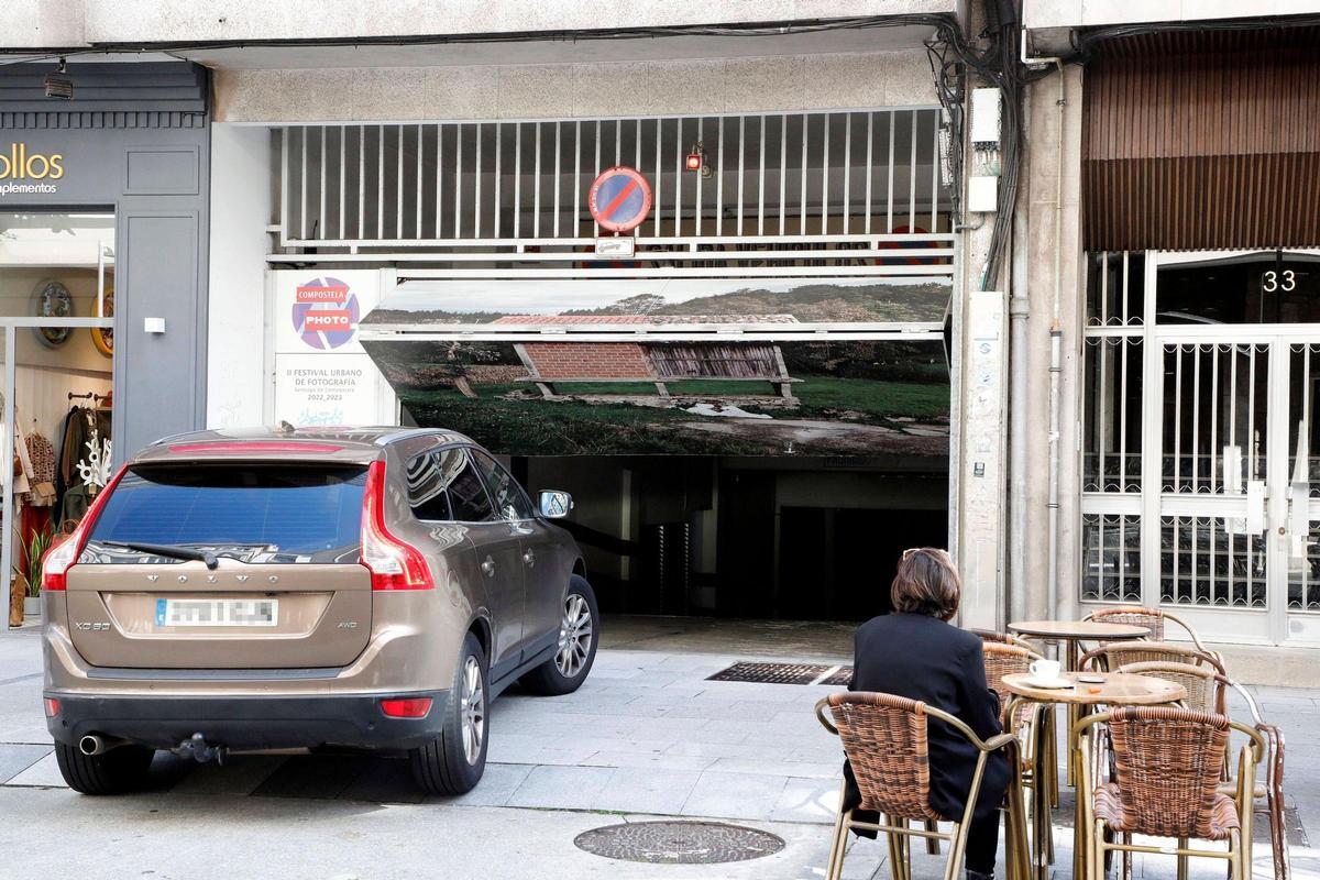 Un vehículo entrando en un garaje en el Ensanche de Santiago