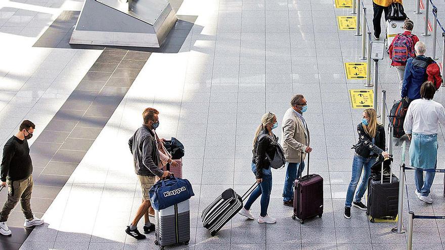 Reisende am Flughafen Düsseldorf