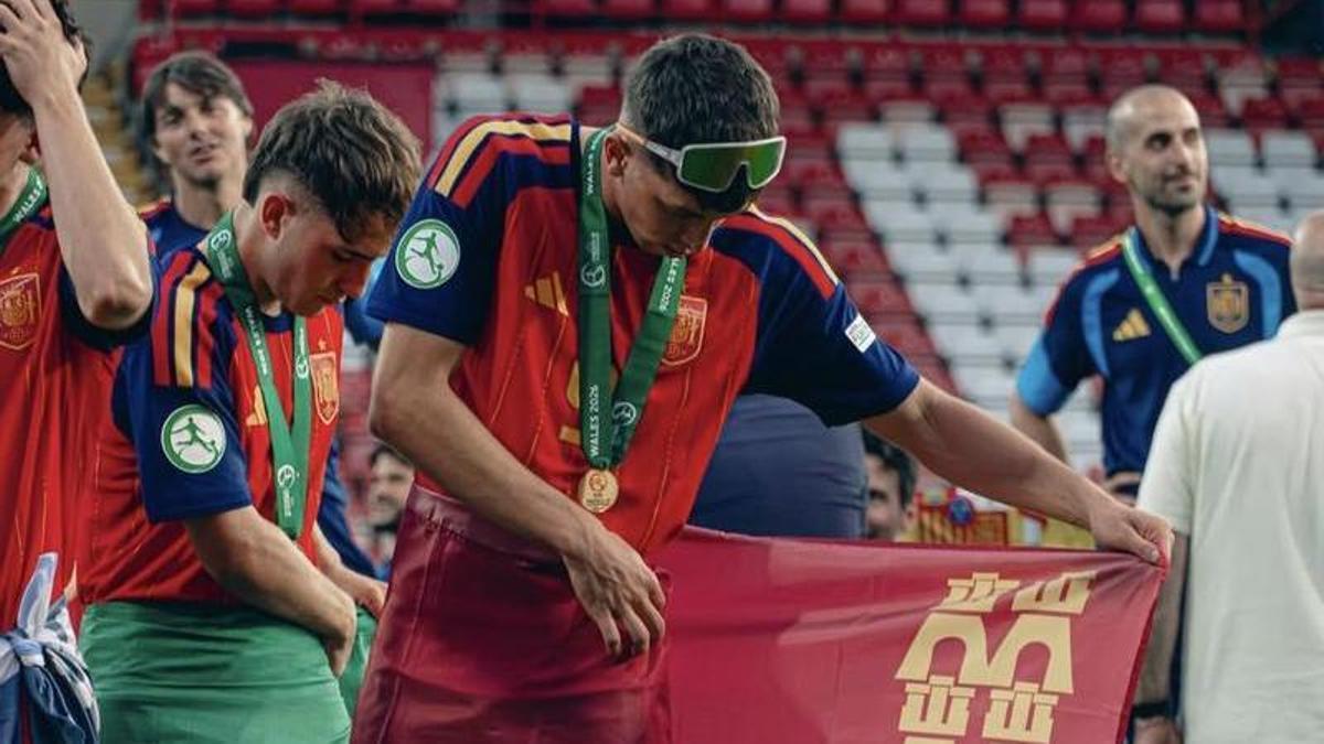 Hugo López, en la celebración con la bandera de la Región de Murcia
