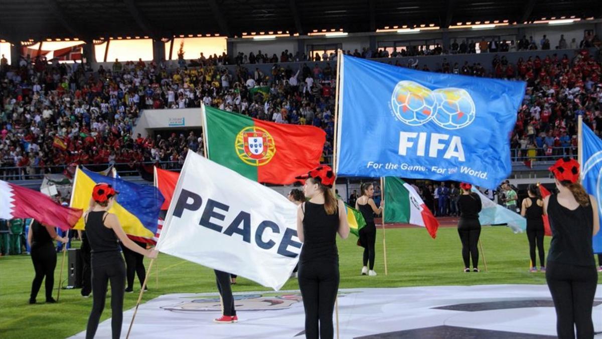 Desfile de banderas de todos los países participantes