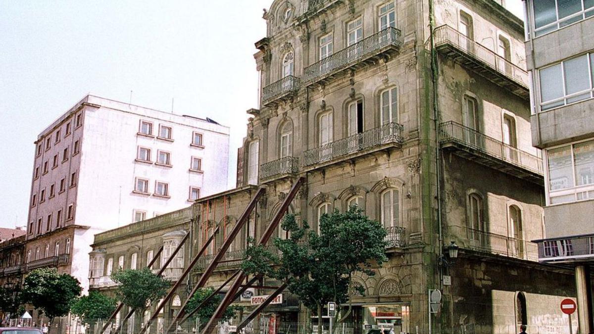 La fachada del edificio, apuntalada tras el derrumbe.  / R. GROBAS