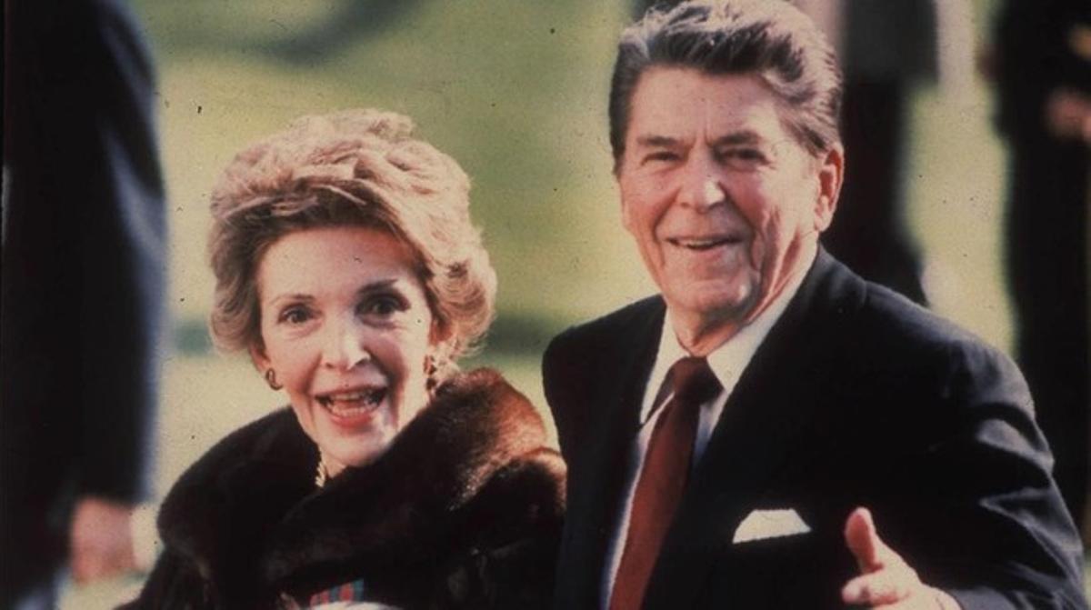 icoy1944380   file  nancy reagan cradles the reagans  pet  a k160306175116