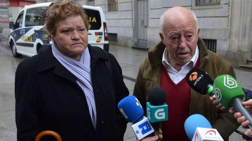 Valentina y Juan Prego, hermanos del fallecido, pidieron que se haga justicia al inicio del juicio. // G. Santos