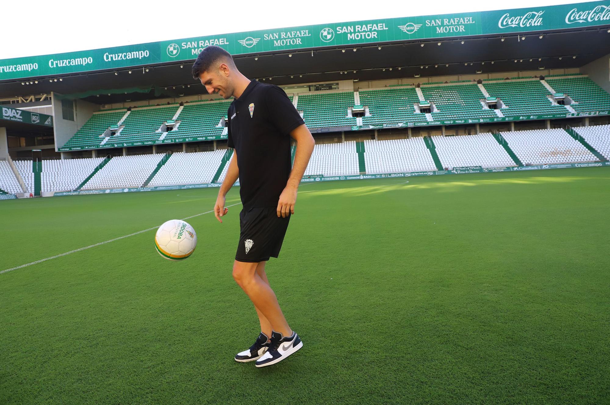 La presentación del nuevo jugador del Córdoba CF, Alberto Toril, en imágenes