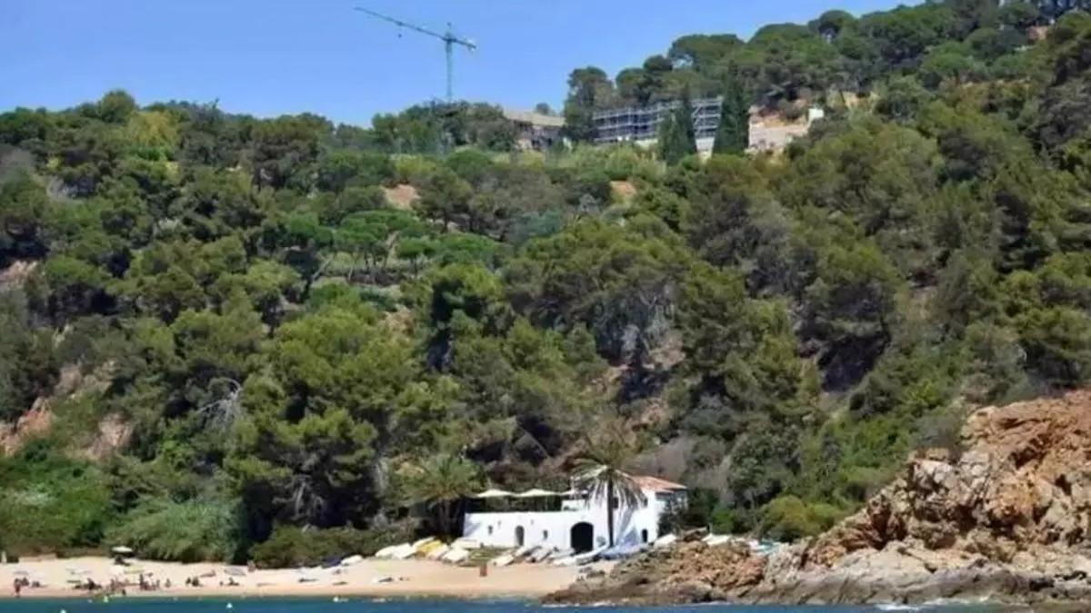 La platja de Canyelles, sota la finca de Ca Juncadella a Lloret de Mar.