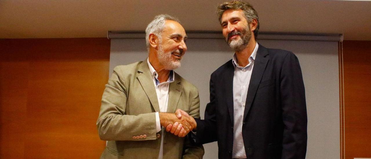 Tourís y Varela se estrechan la mano tras la firma del convenio.   | // IÑAKI ABELLA