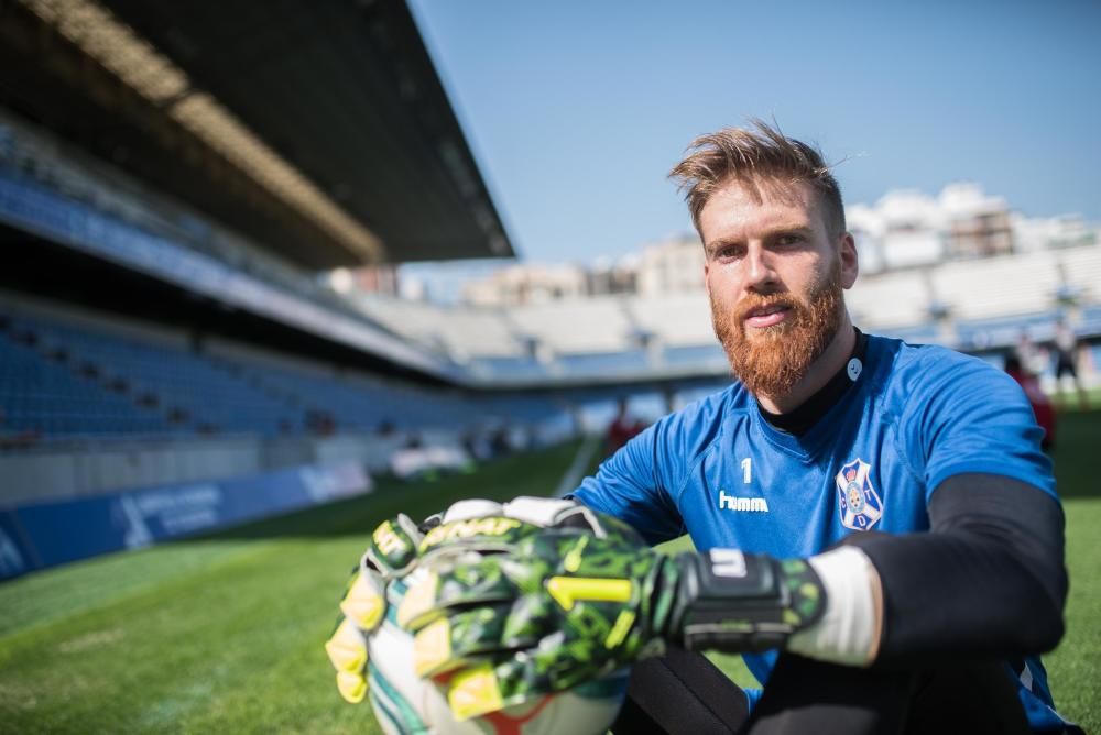 Adrián Ortolá, portero del CD Tenerife